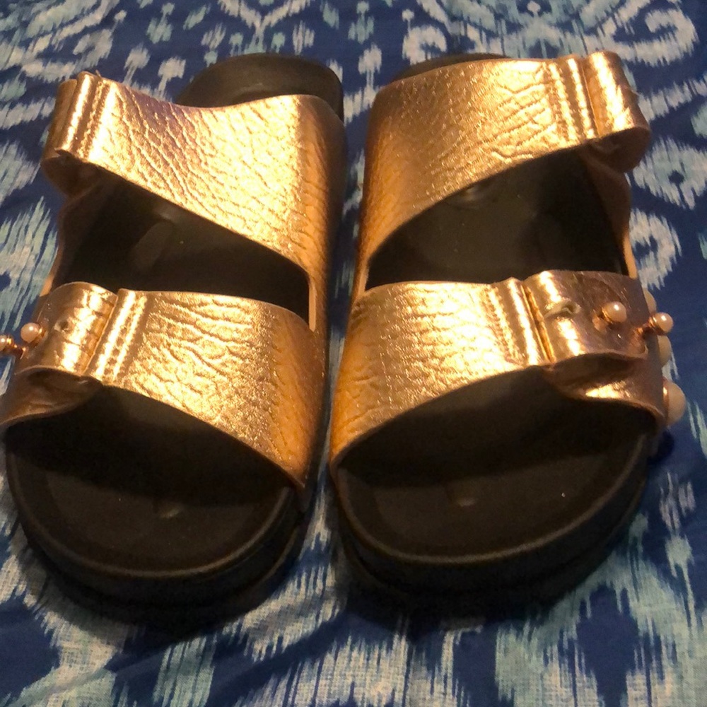 Gold rouge sandals